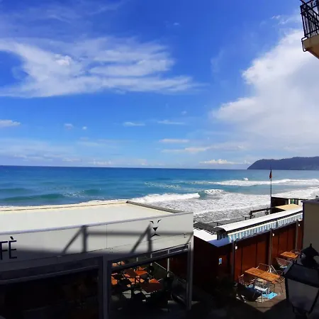Appartement Fronte Mare Con Terrazzo Alassio